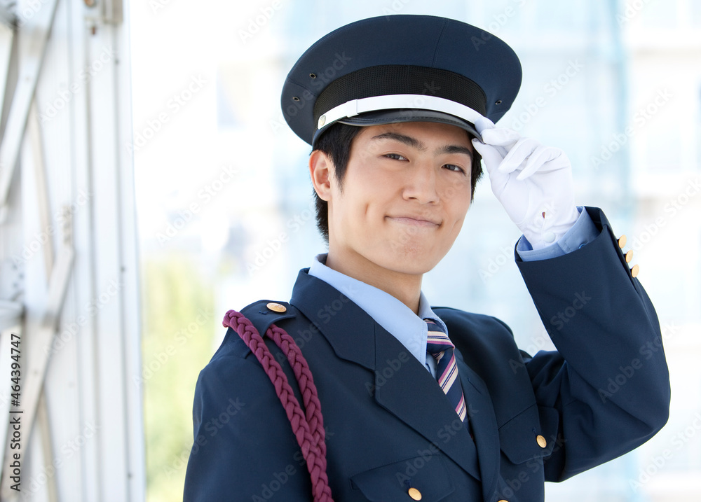 ほほえむ警備員
