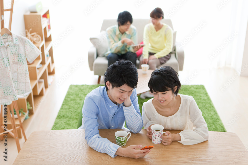 部屋でくつろぐ男女 部屋でくつろぐ男女