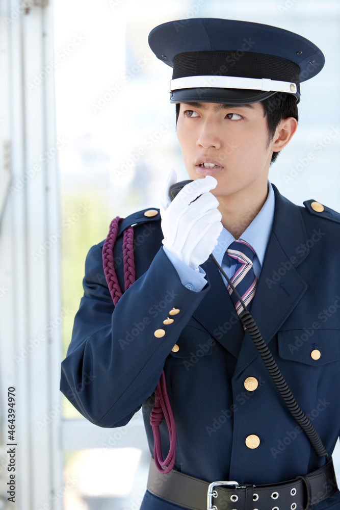 © amanaimages - 無線で連絡する警備員