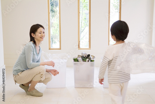 ゴミを分別する男の子