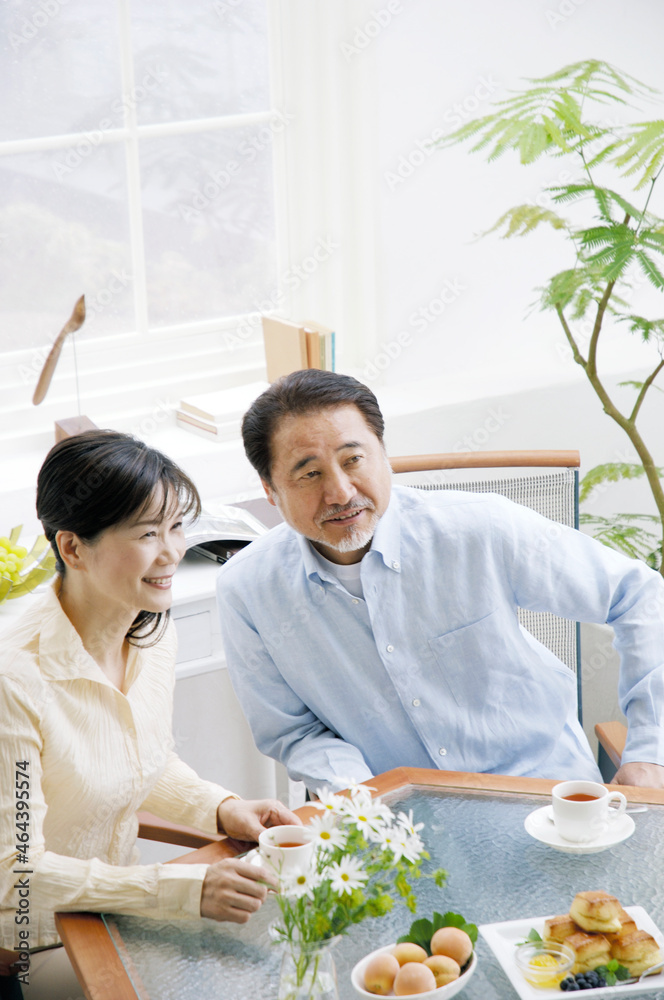 食卓でくつろぐ中高年夫婦 食卓でくつろぐ中高年夫婦
