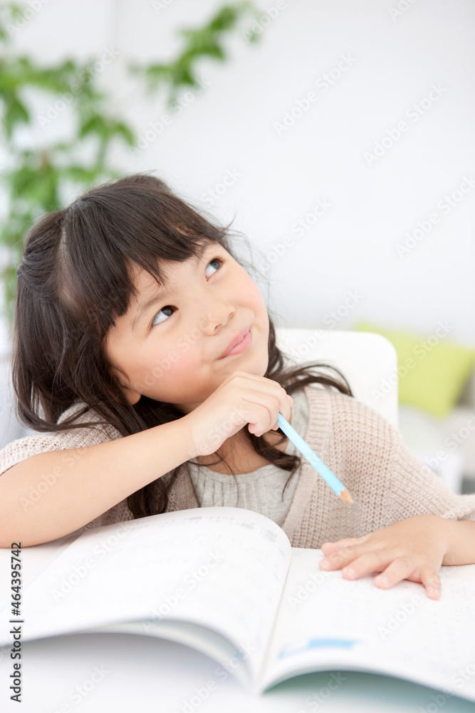 勉強している女の子