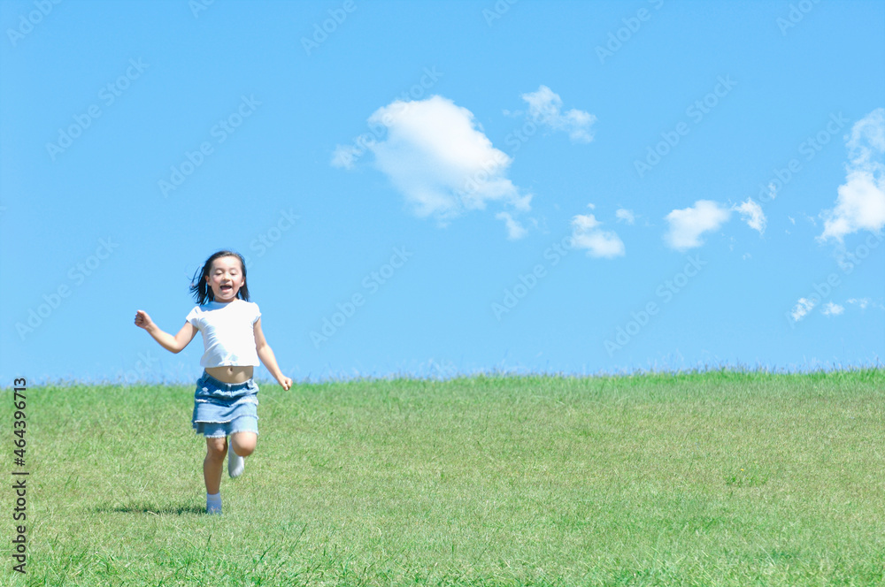 芝生を走っている女の子 芝生を走っている女の子