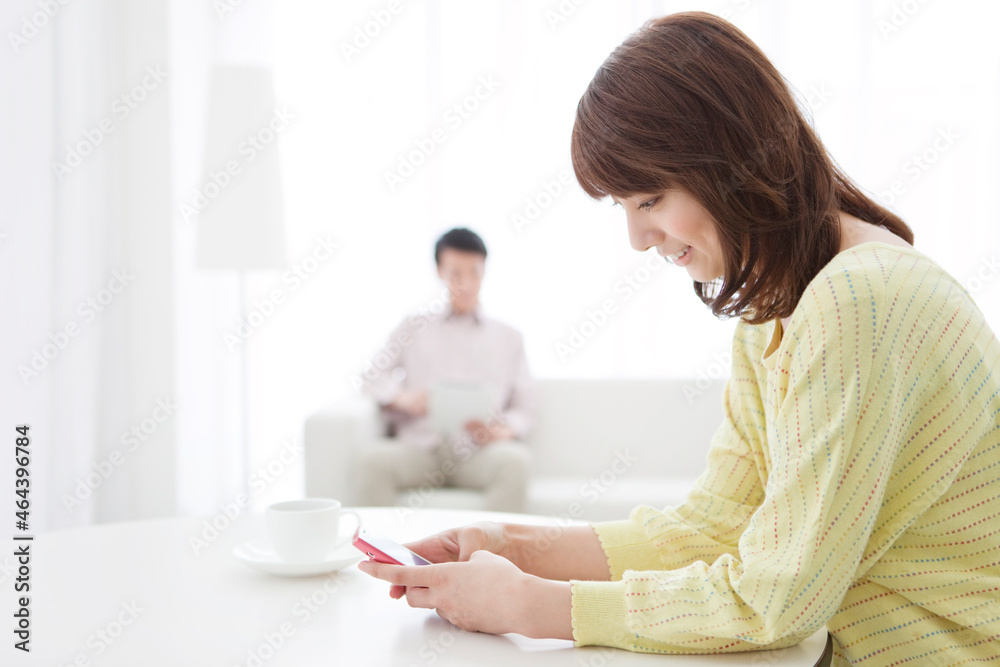 スマートフォンを操作する女性