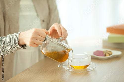 紅茶を注ぐ女性の手元 photo
