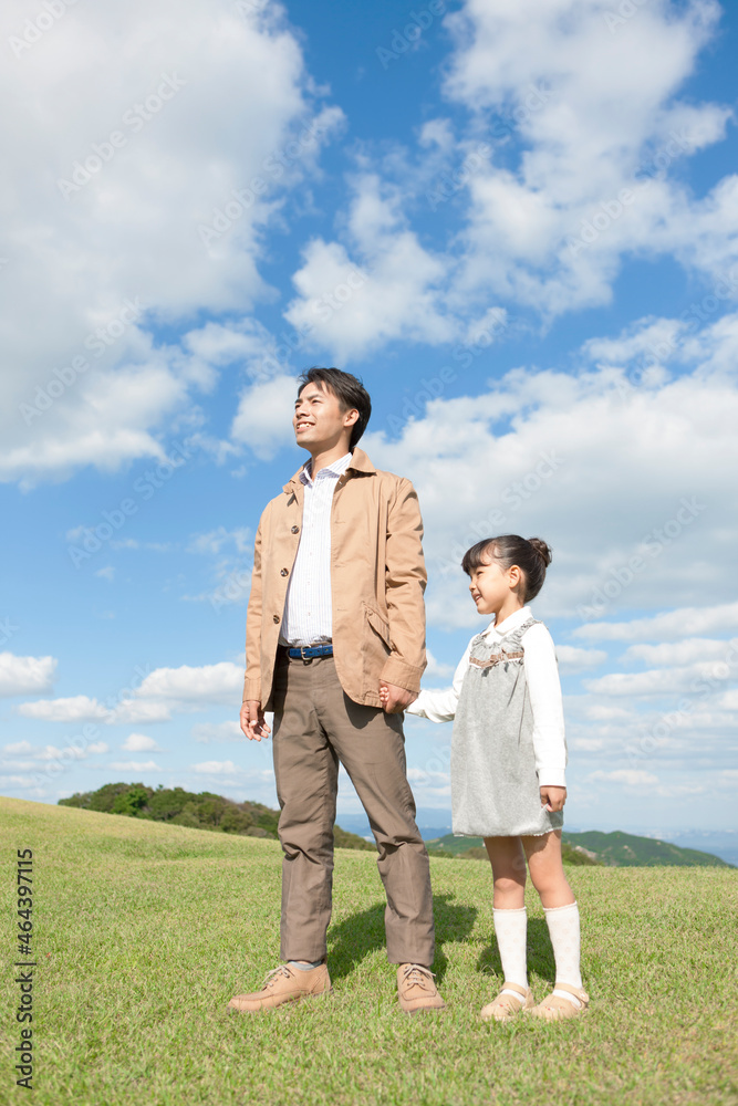 遠くを眺める父と娘