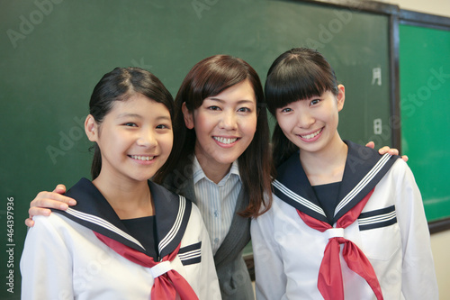 笑顔の先生と女子校生 photo