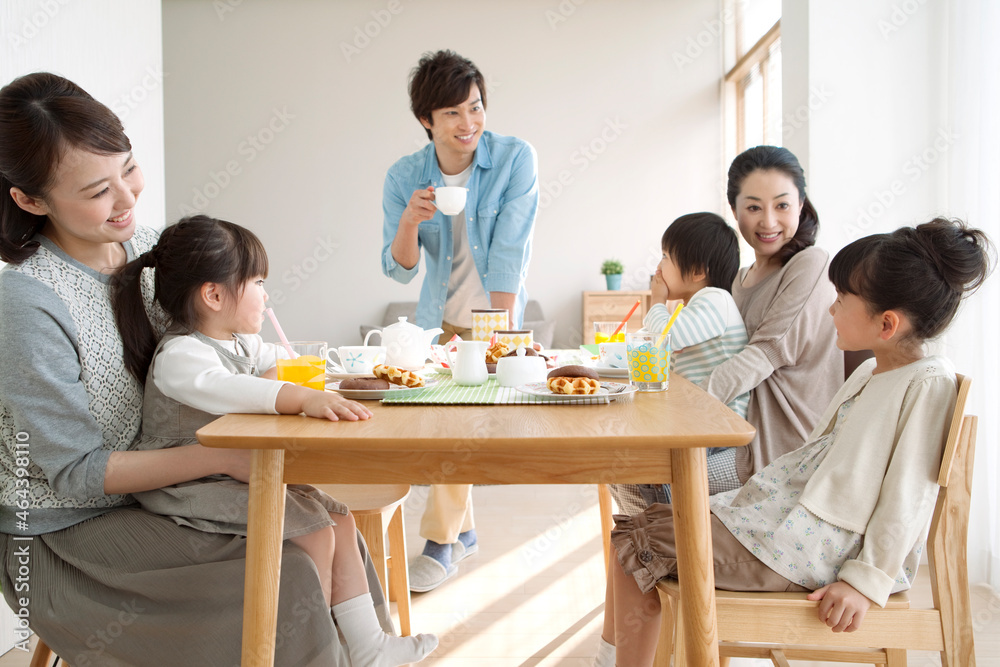 ティータイムを楽しむ2組の親子