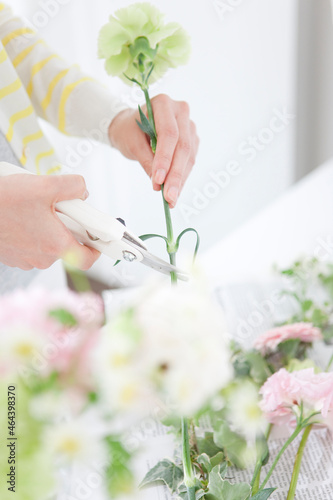 切り花の茎を切る手元