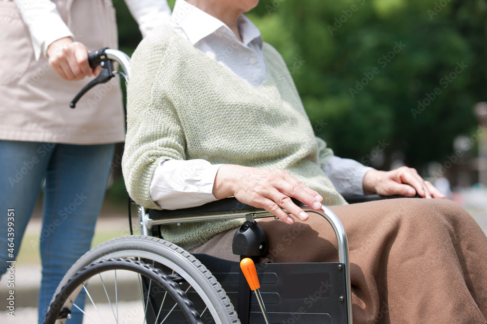 車椅子に乗るシニア女性と介護士