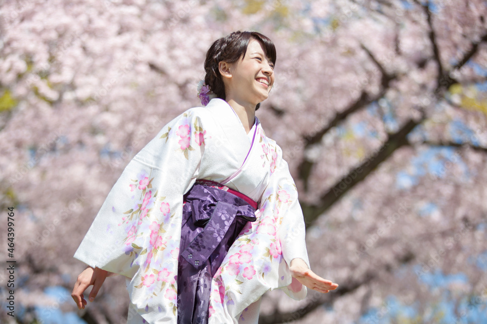 走っている袴姿の女子大生