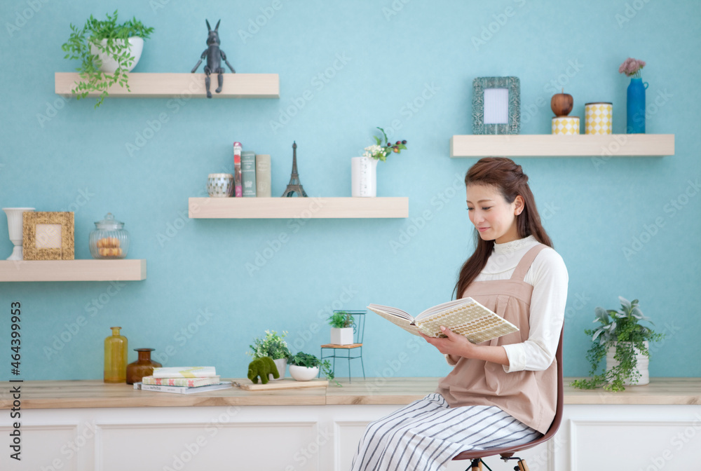 読書をする女性 読書をする女性