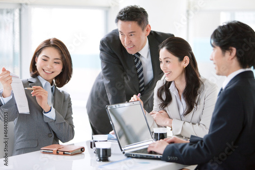 会議をするビジネスマンとビジネスウーマン4人
