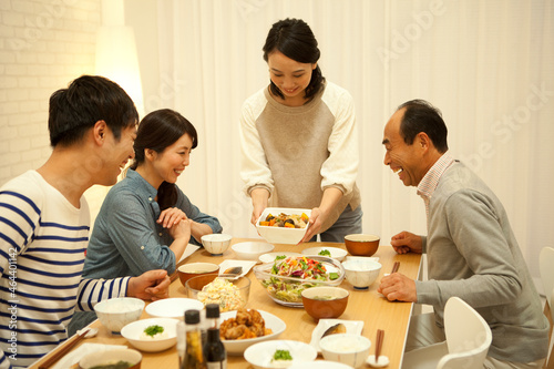 夕食をとる家族4人 photo