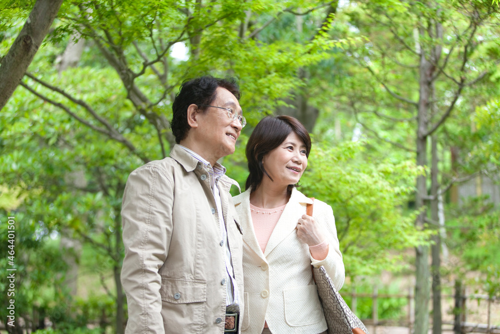 遠くを眺める中高年夫婦 遠くを眺める中高年夫婦