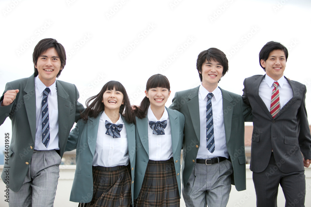 肩を組んで走る高校生と先生