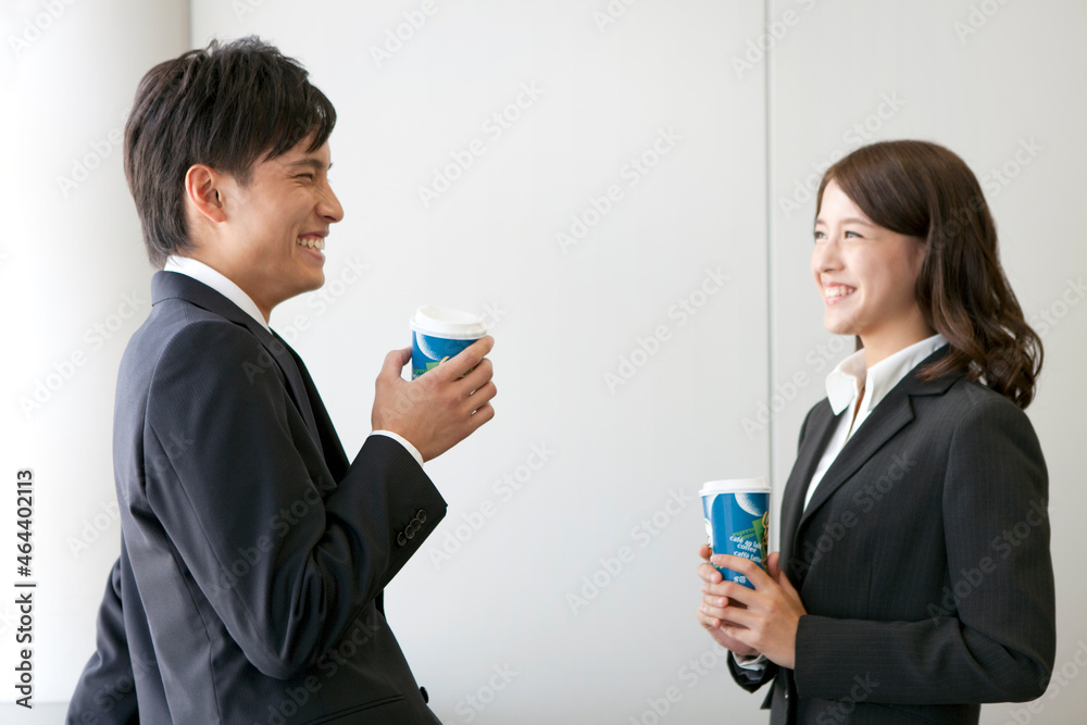 休憩中のビジネスマンとビジネスウーマン