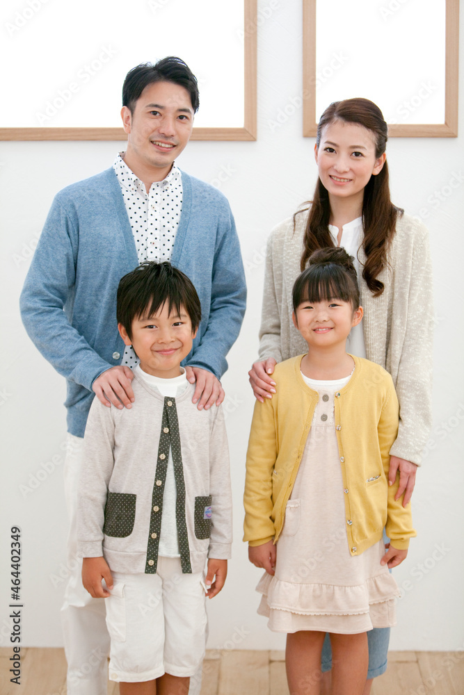 笑顔の家族4人 笑顔の家族4人