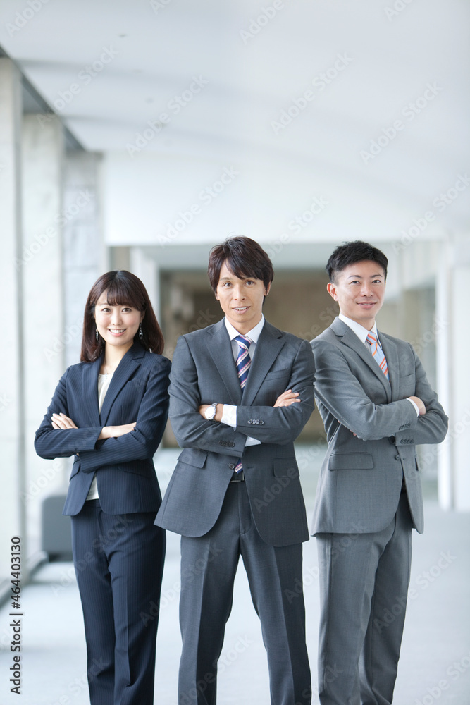腕組みするビジネスグループ3人 腕組みするビジネスグループ3人