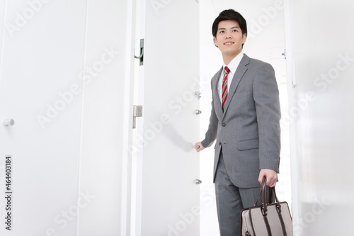 ドアを開けるビジネスマン photo
