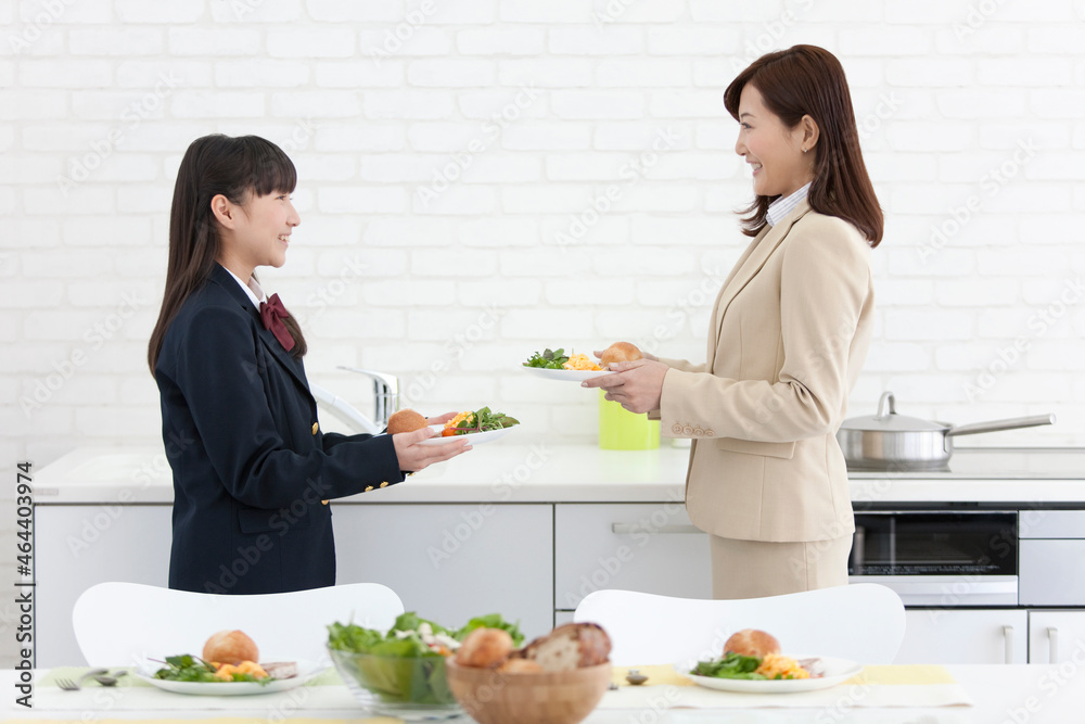 朝食を持つ母娘 朝食を持つ母娘