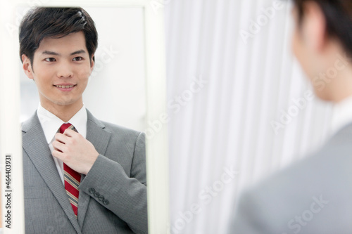 ネクタイを締めるビジネスマン photo