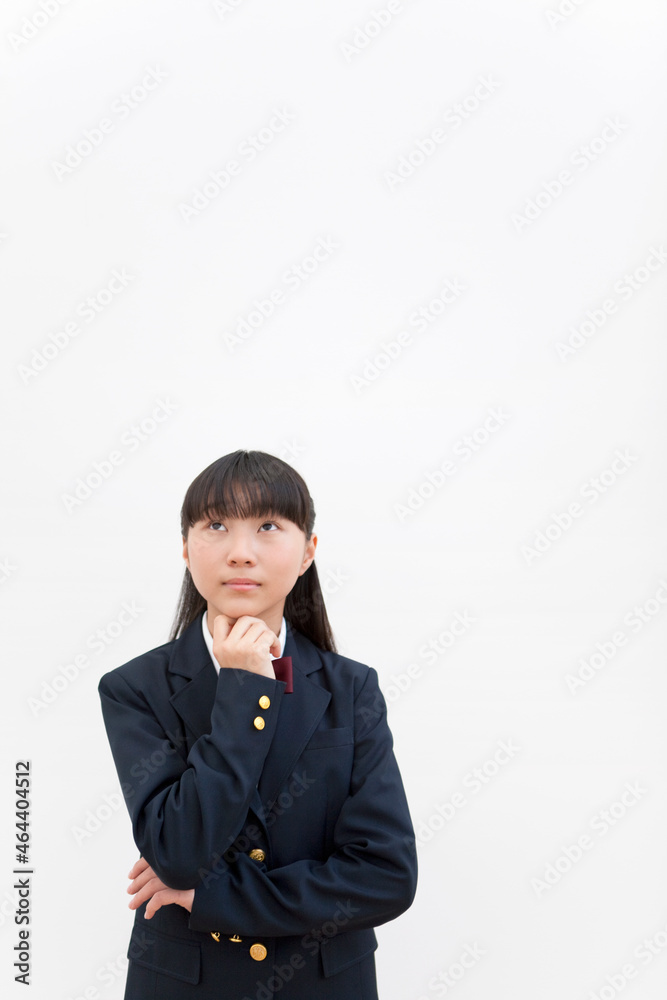 考え事をする女子学生 考え事をする女子学生