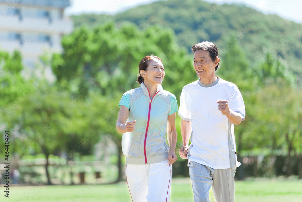 ジョギングをするシニア夫婦