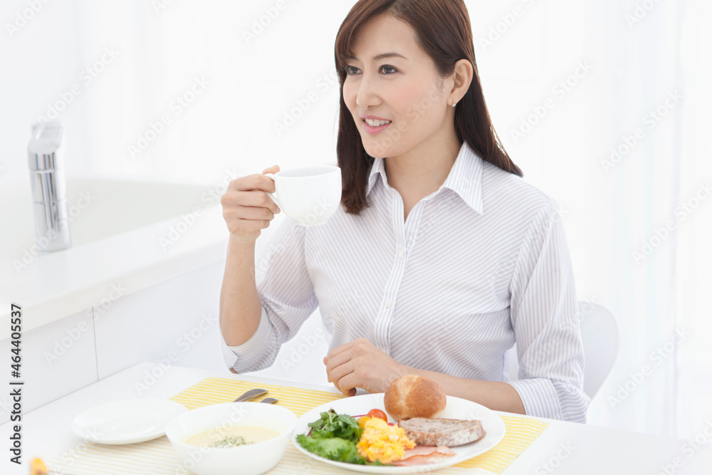 朝食を食べる中年女性 朝食を食べる中年女性