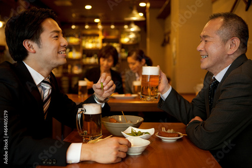 居酒屋で食事をするビジネスマン2人 photo