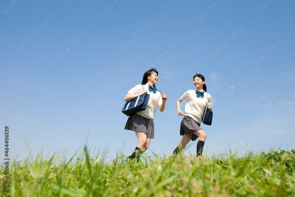 芝生を走る女子校生2人 芝生を走る女子校生2人