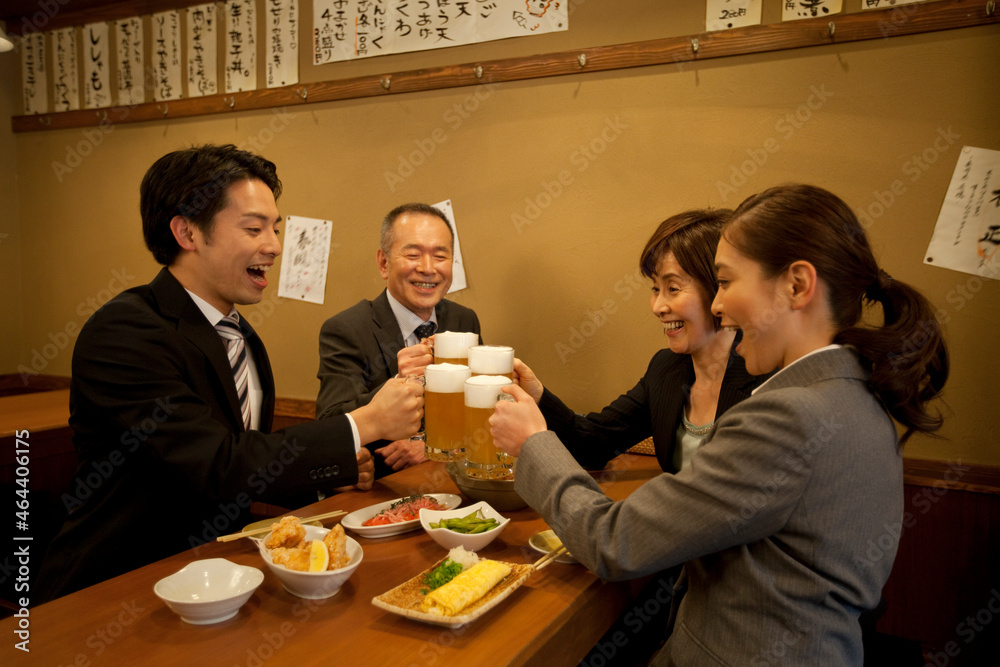 ビールで乾杯するビジネスマン4人 ビールで乾杯するビジネスマン4人