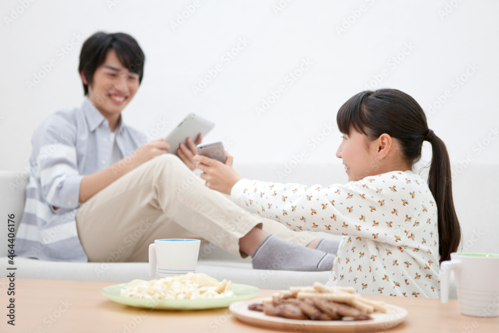 スマートフォンを見るきょうだい