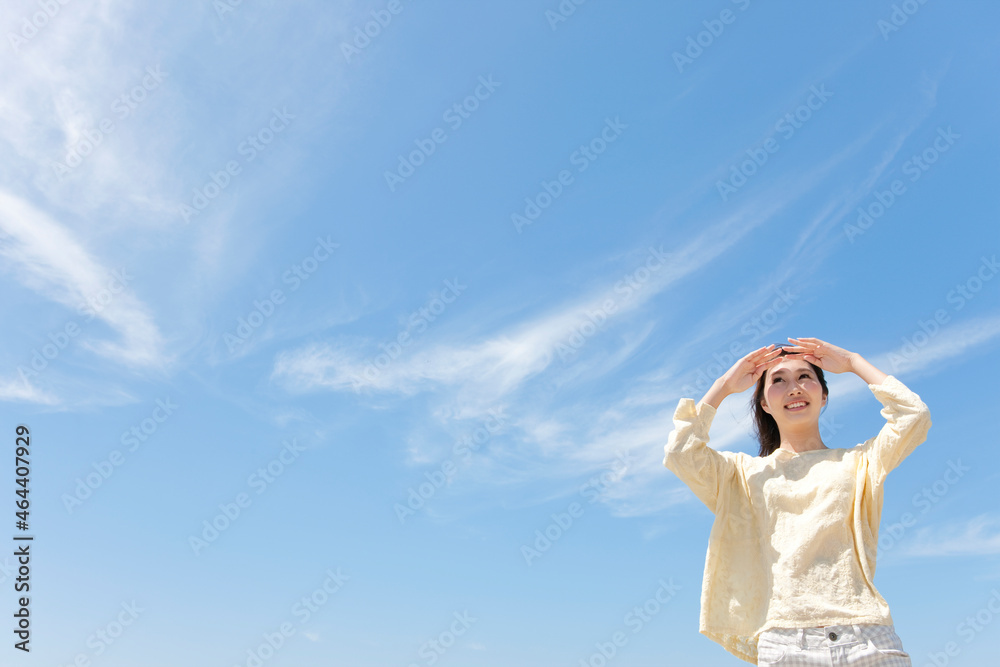 遠くを眺める女性 遠くを眺める女性