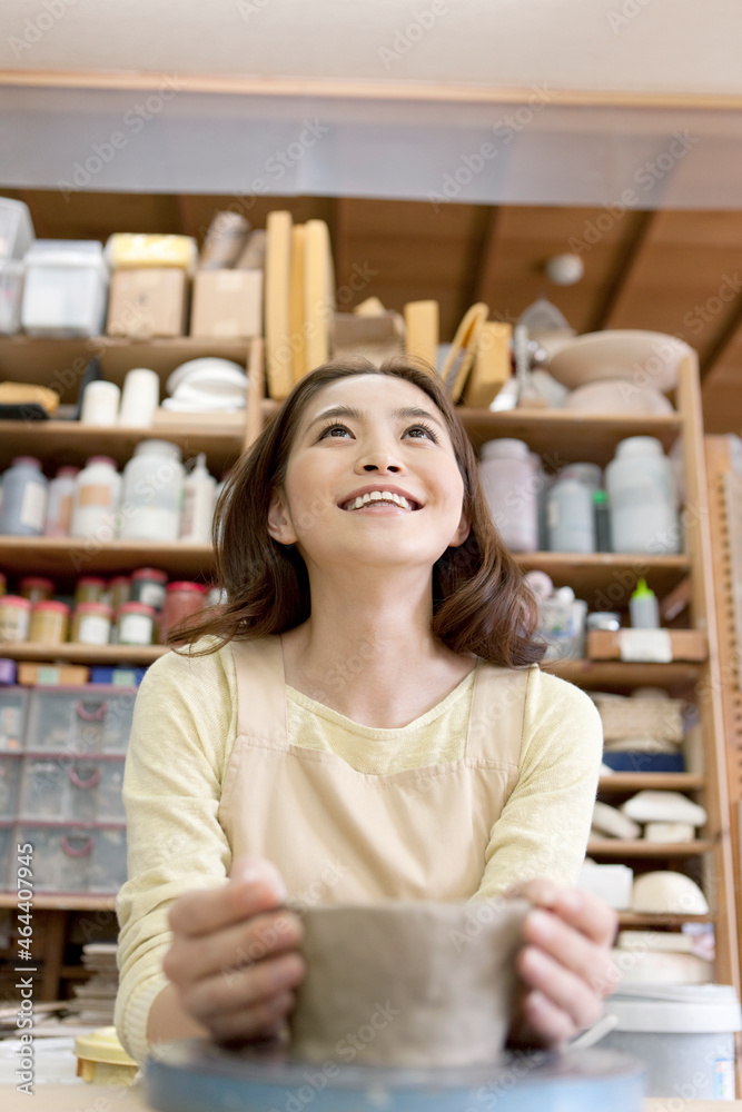 陶芸をする女性 陶芸をする女性