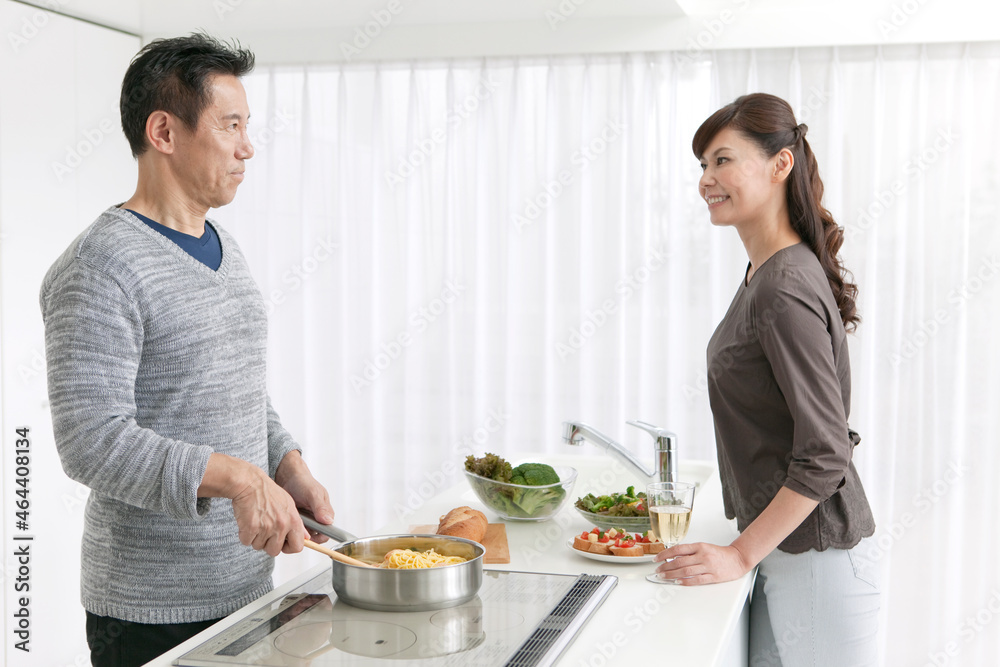 調理をする夫と妻 調理をする夫と妻