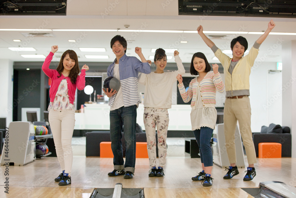 ボウリングをする若者5人