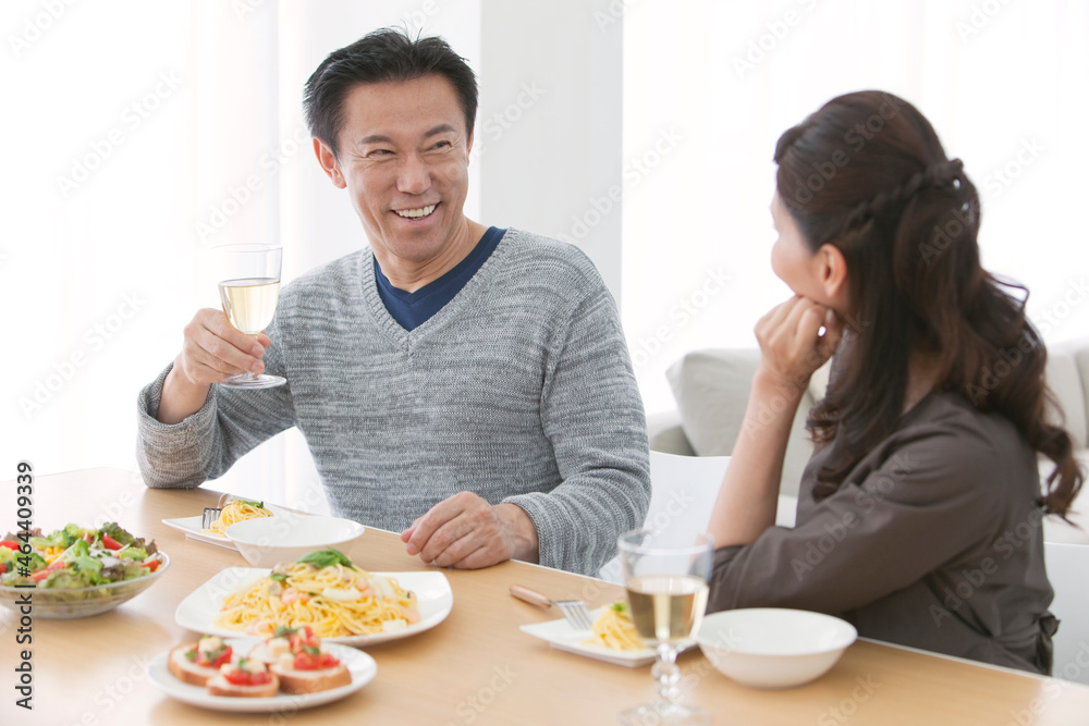 食卓に座る笑顔の中高年夫婦 食卓に座る笑顔の中高年夫婦
