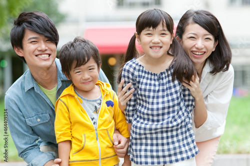 笑顔の4人家族