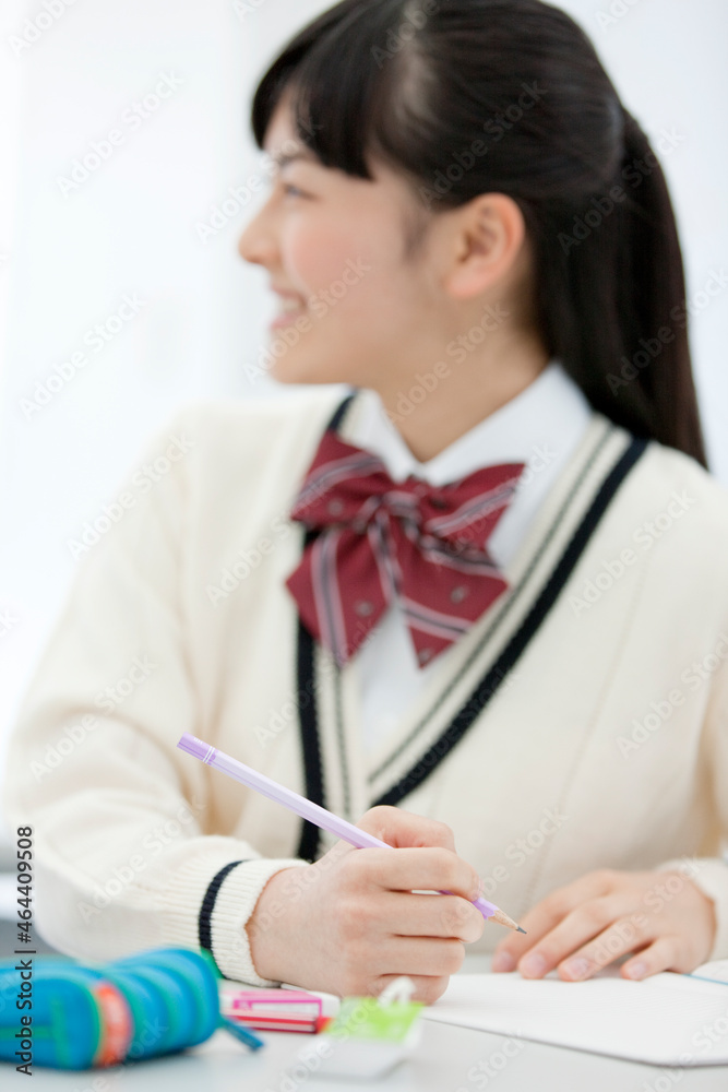 授業を受ける女子校生の手元