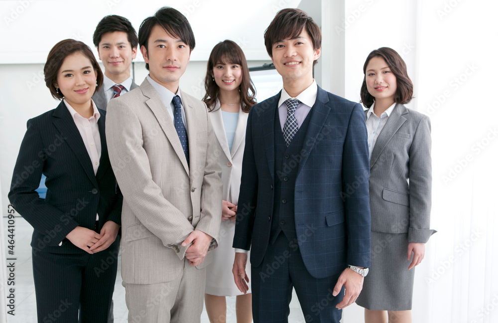 笑顔のビジネスマンとビジネスウーマン6人