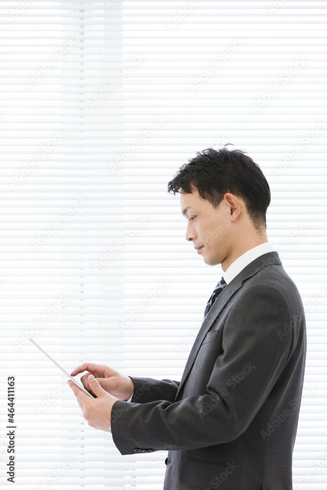 タブレットPCを操作するビジネスマン