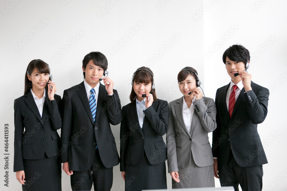 インカムを付けた5人のビジネスマン インカムを付けた5人のビジネスマン