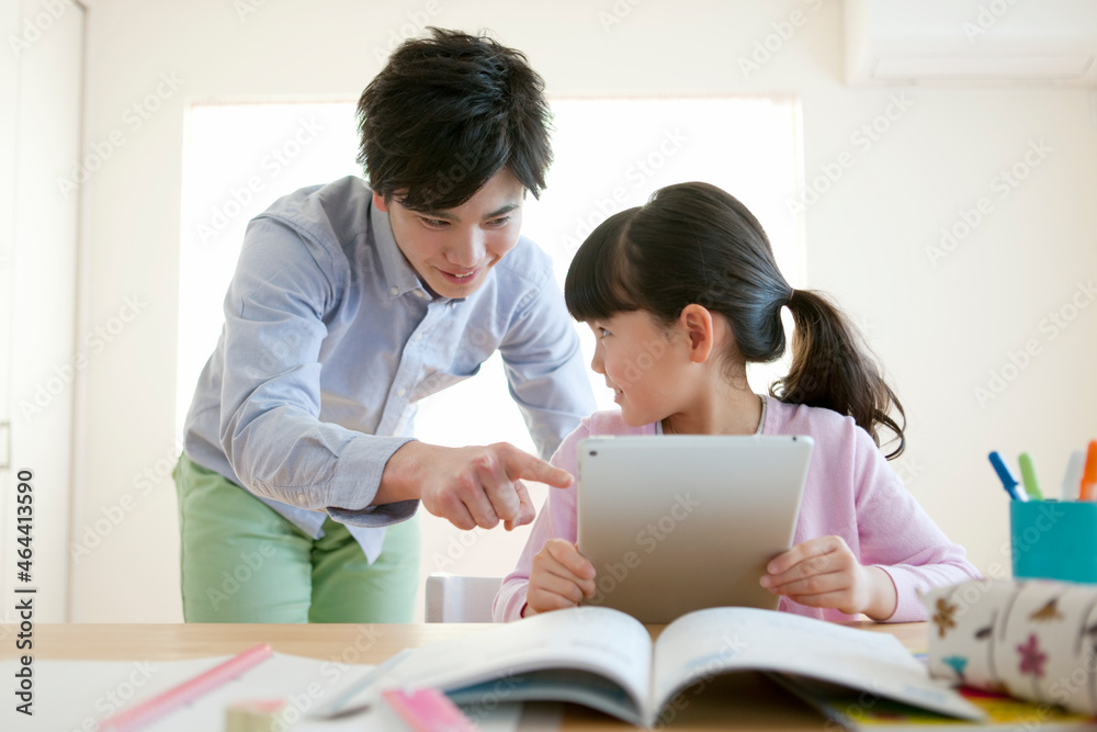 先生に勉強を教わる女の子 先生に勉強を教わる女の子