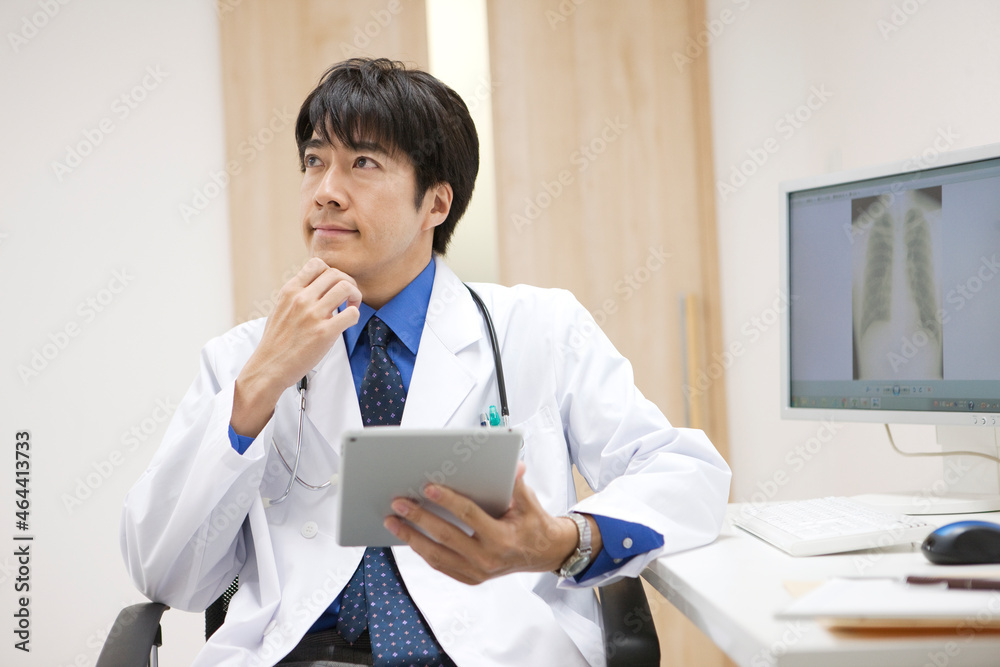 タブレットPCを持つ医師 Stock Photo | Adobe Stock