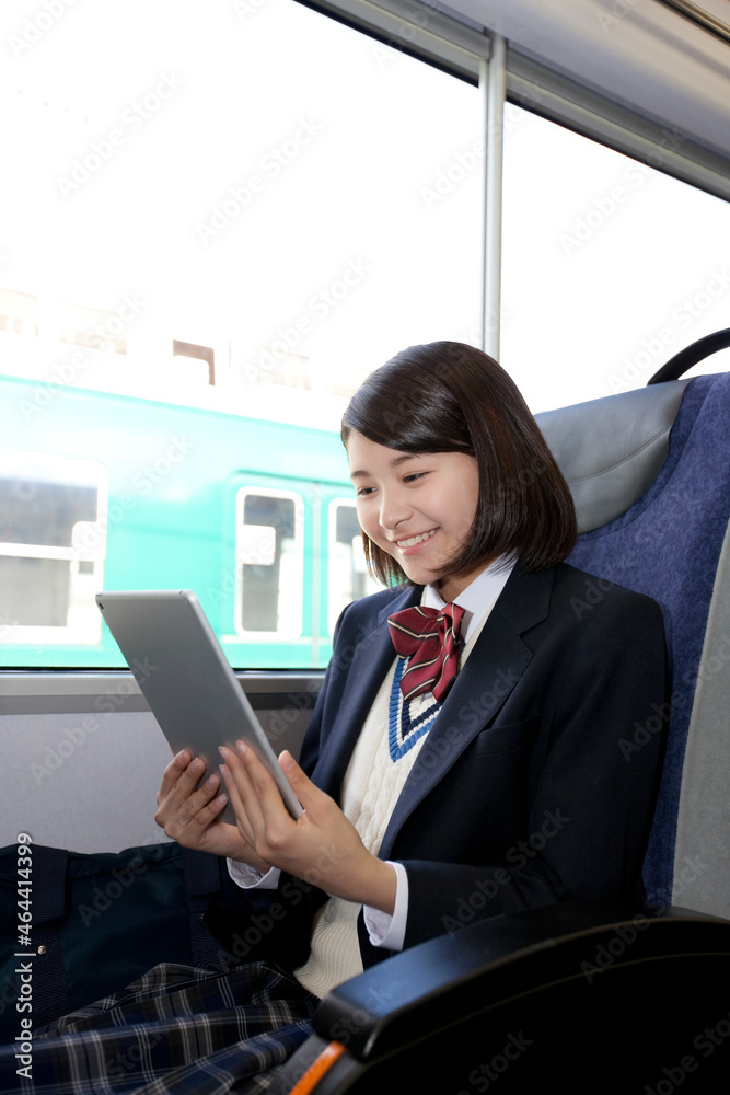 電車通学する女子高生