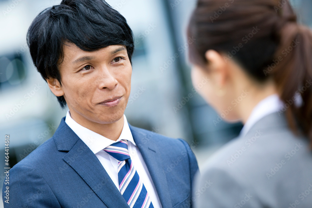 見つめ合う男女のビジネスマン 見つめ合う男女のビジネスマン