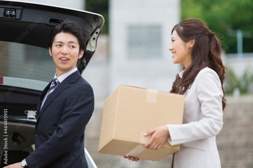 荷物を運ぶビジネス男女 荷物を運ぶビジネス男女