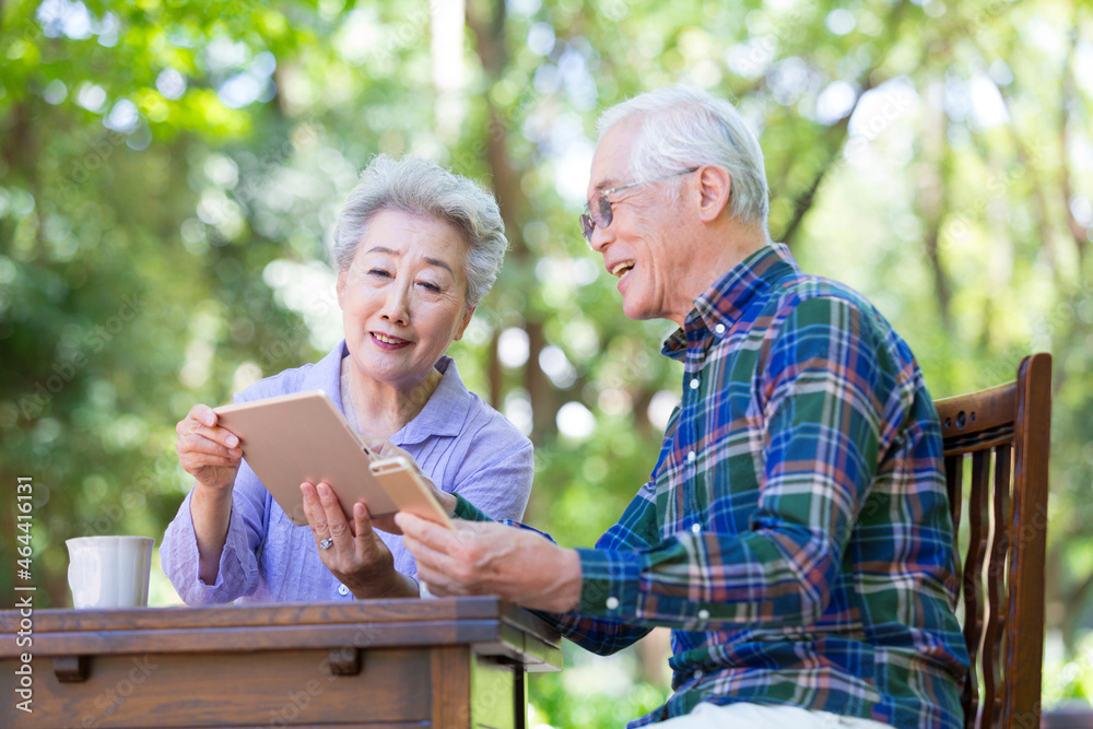 タブレットPCを持つシニア夫婦 Stock Photo | Adobe Stock