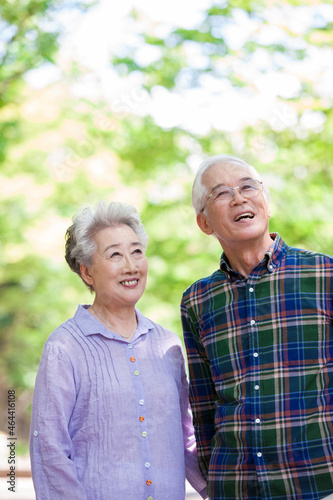 遠くを眺めるシニア夫婦